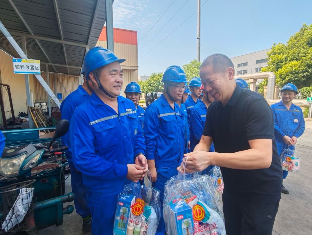 海宁市总工会赴浙江联鑫板材开展高温慰问